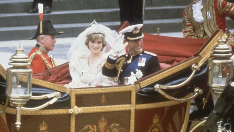 El Príncipe Carlos y Lady Di recorren Londres en un carruaje el día de su boda