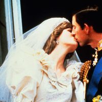 El Príncipe Carlos y Lady besándose en su boda