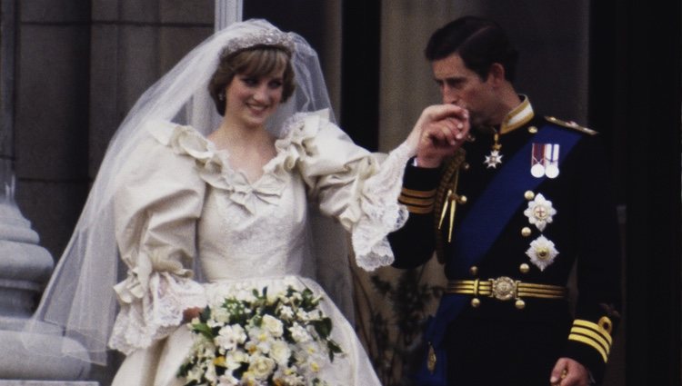 Carlos de Inglaterra besa la mano de Lady Di en su boda
