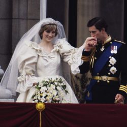 Carlos de Inglaterra besa la mano de Lady Di en su boda