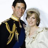 El Príncipe Carlos y Lady Di posan sonrientes el día de su boda