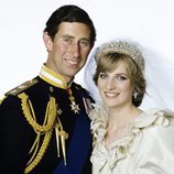 El Príncipe Carlos y Lady Di posan sonrientes el día de su boda