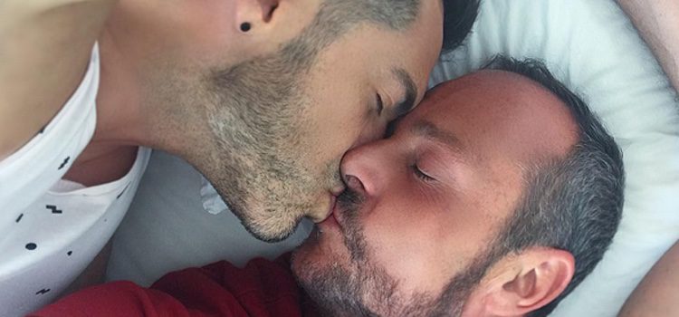 Nacho Montes y el Mr Gay World Roger Gosalbez besándose