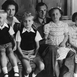 Los Condes de Barcelona con sus hijos Pilar, Juan Carlos, Alfonso y Margarita