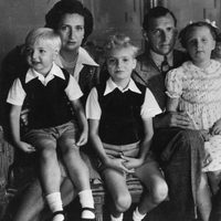 Los Condes de Barcelona con sus hijos Pilar, Juan Carlos, Alfonso y Margarita