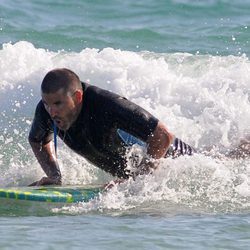 Toño Sanchís practicando surf en Cádiz