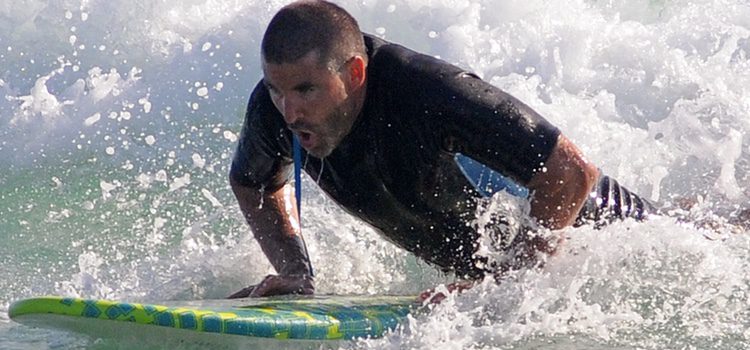 Toño Sanchís practicando surf en Cádiz