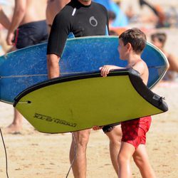 Toño Sanchís y uno de sus hijos con tablas e surf
