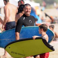 Toño Sanchís y uno de sus hijos con tablas e surf