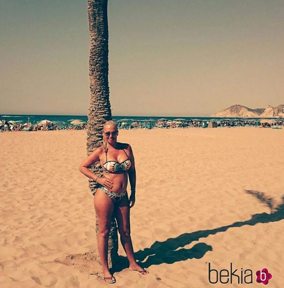 Belén Esteban posa en bikini junto a una palmera en la playa