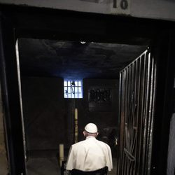 El Papa Francisco reza por el fraile Maximiliano Kolbe, quien dio la vida por otro hombre