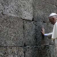 El Papa Francisco reza en la pared de la muerte en excampo de concentración nazi de Auschwitz
