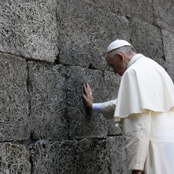 El Papa Francisco reza en la pared de la muerte en excampo de concentración nazi de Auschwitz
