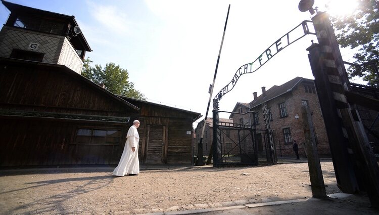 El Papa Francisco accedió en silencio al excampo de exterminio de Auschwitz