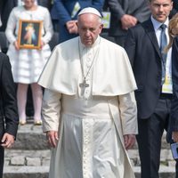 El Papa Francisco con semblante serio paseando por el excampo de concentración de Auschwitz