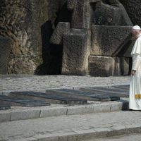 El Papa Francisco delante de unas tumbas de fallecidos en el campo de concentración nazi de Auschwitz