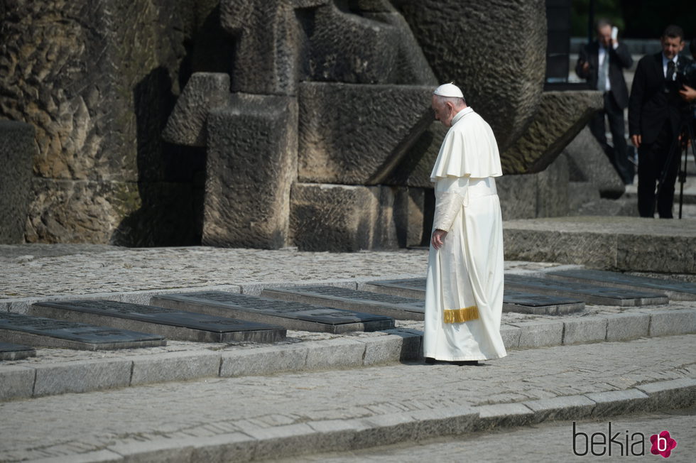 El Papa Francisco delante de unas tumbas de fallecidos en el campo de concentración nazi de Auschwitz