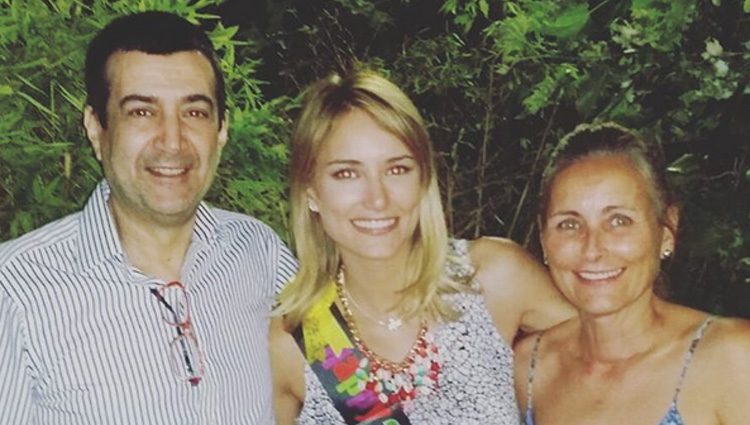 Alba Carrillo de cumpleaños con sus padres