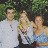 Alba Carrillo de cumpleaños con sus padres
