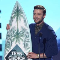 Justin Timberlake recoge su premio en los Teen Choice Awards 2016