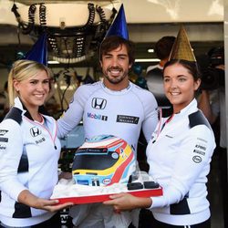 Fernando Alonso celebrando su 35 cumpleaños en el GP de Alemania 2016