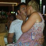 Belén Esteban y Miguel besándose apasionadamente en sus vacaciones de verano