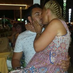 Belén Esteban y Miguel besándose apasionadamente en sus vacaciones de verano
