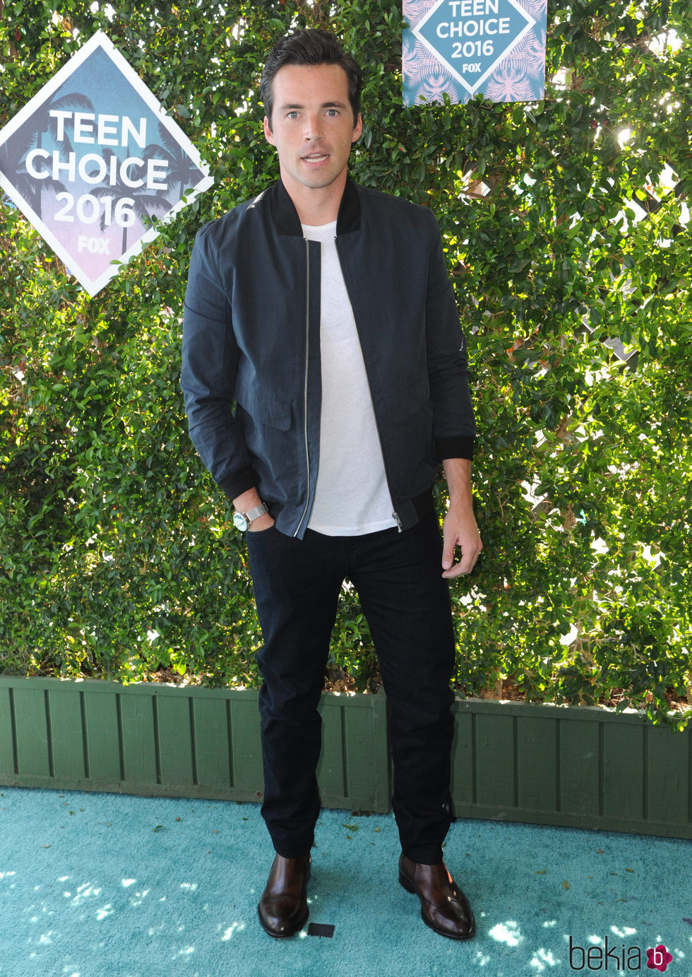 Ian Harding en los Teen Choice Awards 2016