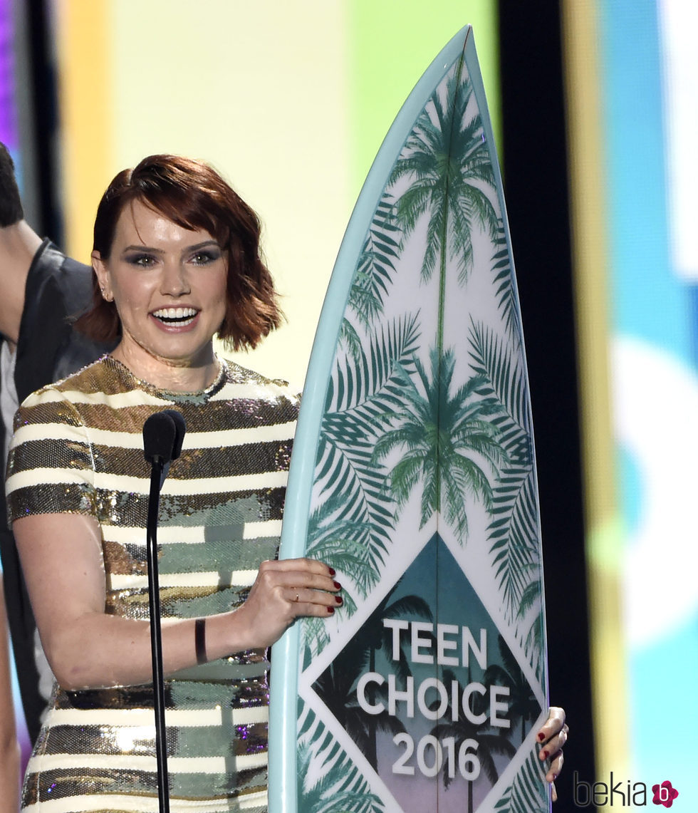 Daisy Ridley con su premio en los Teen Choice Awards 2016