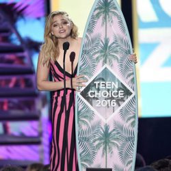 Chloe Moretz con su premio en los Teen Choice Awards 2016