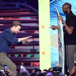 Justin Timberlake y Kobe Bryant en los Teen Choice Awards 2016