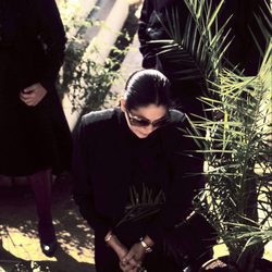 Isabel Pantoja rezando en la tumba de Paquirri el día de su entierro