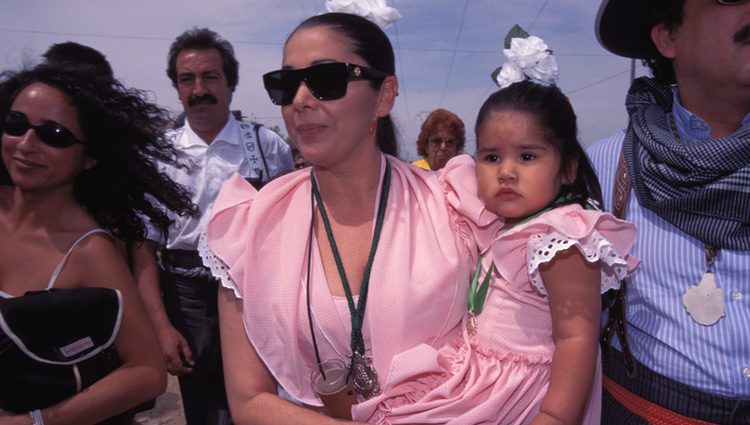 Isabel Pantoja con su hija Chabelita cogida en la Romería de El Rocío