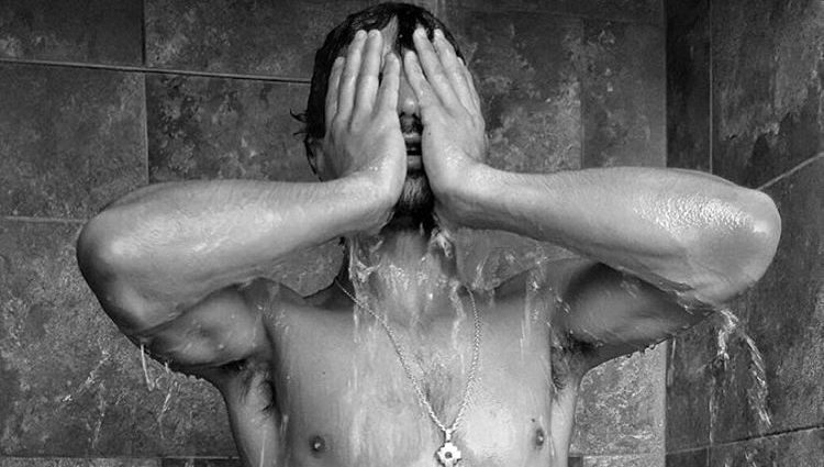 Chino Darín desnudo en la ducha