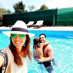 Paula Echevarría y David Bustamante con su hija Daniella en la piscina en Candás
