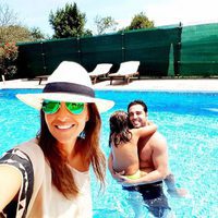 Paula Echevarría y David Bustamante con su hija Daniella en la piscina en Candás