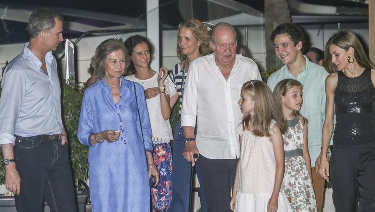 La familia Real casi al completo de cena por Mallorca