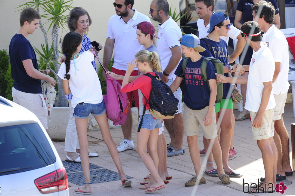 La Reina Sofía lleva a sus nietos a un curso de vela en Mallorca