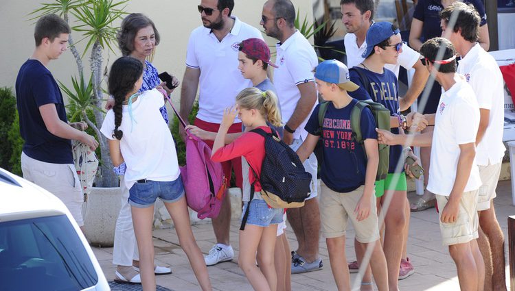 La Reina Sofía lleva a sus nietos a un curso de vela en Mallorca