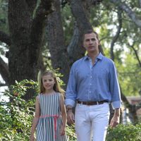 La Infanta Sofía y el Rey Felipe VI de paseo por los jardines de Marivent
