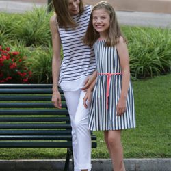 La Reina Letizia mira sonriente a la Infanta Sofía en el posado de verano 2016