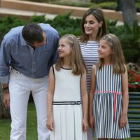 Los Reyes Felipe VI y Letizia se divierten con sus hijas en el posado de verano 2016