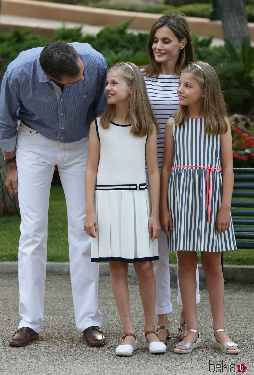 Los Reyes Felipe VI y Letizia se divierten con sus hijas en el posado de verano 2016