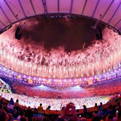 Fuegos artificiales en la ceremonia de inauguración de los Juegos Olímpicos de Río 2016