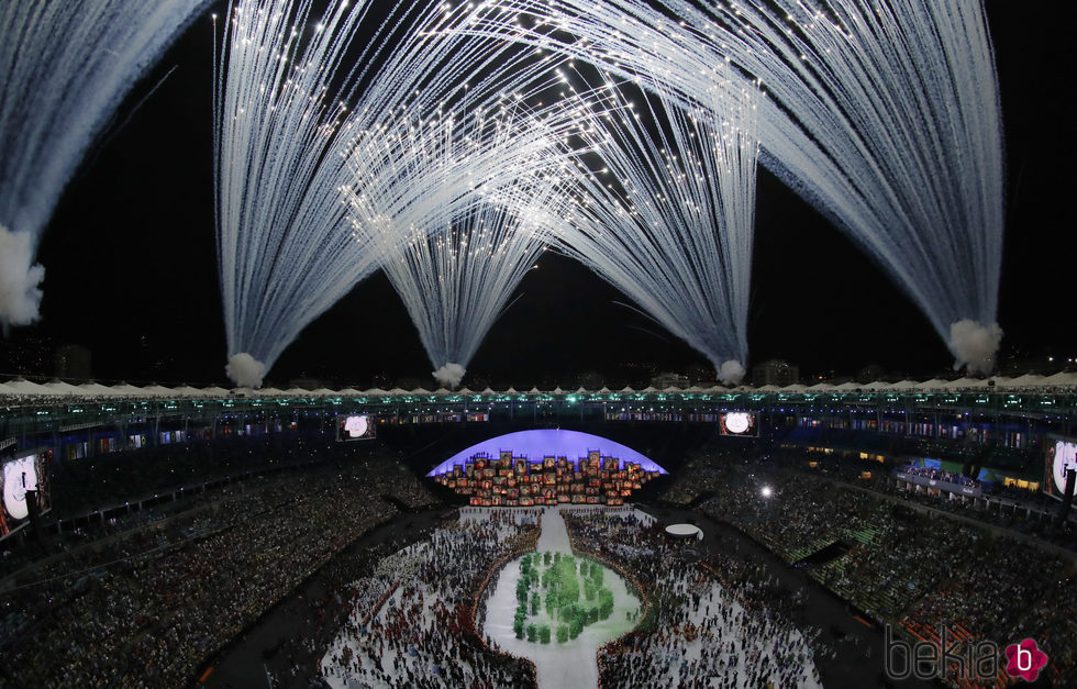 Fuegos artificiales sobre el estado de Maracaná en la ceremonia de inauguración de los Juegos Olímpicos de Río 2016