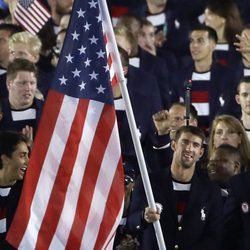 Michael Phelps con la bandera de Estados Unidos en la ceremonia de inauguración de los Juegos Olímpicos de Río 2016