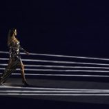 Gisele Bündchen desfila con vestido metalizado en la ceremonia de inauguración de los Juegos Olímpicos de Río 2016