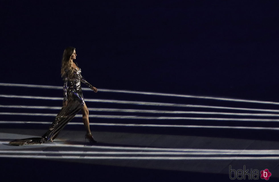 Gisele Bündchen desfila con vestido metalizado en la ceremonia de inauguración de los Juegos Olímpicos de Río 2016