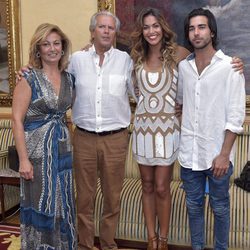 Lara Álvarez junto a sus padres y hermano