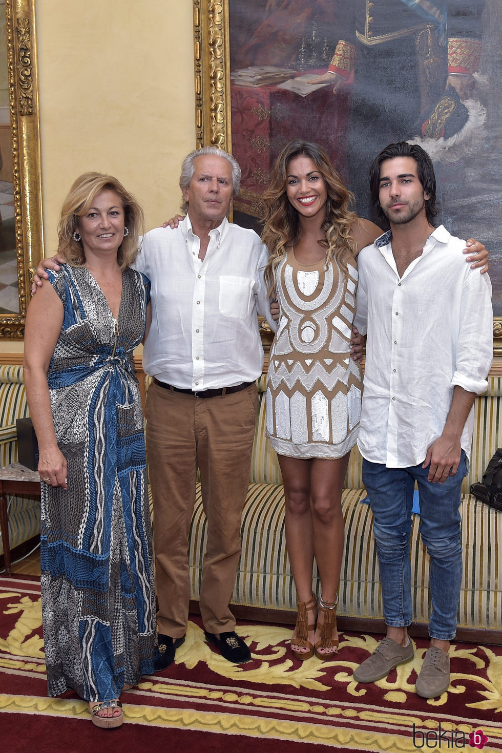 Lara Álvarez junto a sus padres y hermano